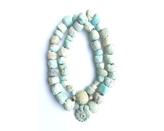 Eeuwenoude ketting van lichtblauwe faience kralen uit Afghanistan (Sassanidisch/Partisch)