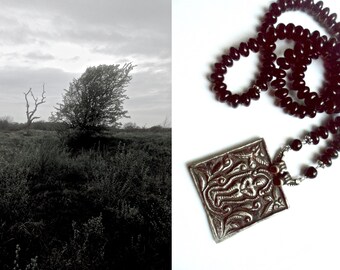 Handgeknoopte mala van 108 zwarte Onyx rondellen met antieke amulet hanger met Jhakri/shaman Nepal