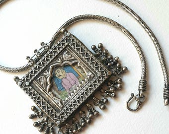 Antieke zilveren amulethanger India aan zilveren slangen ketting