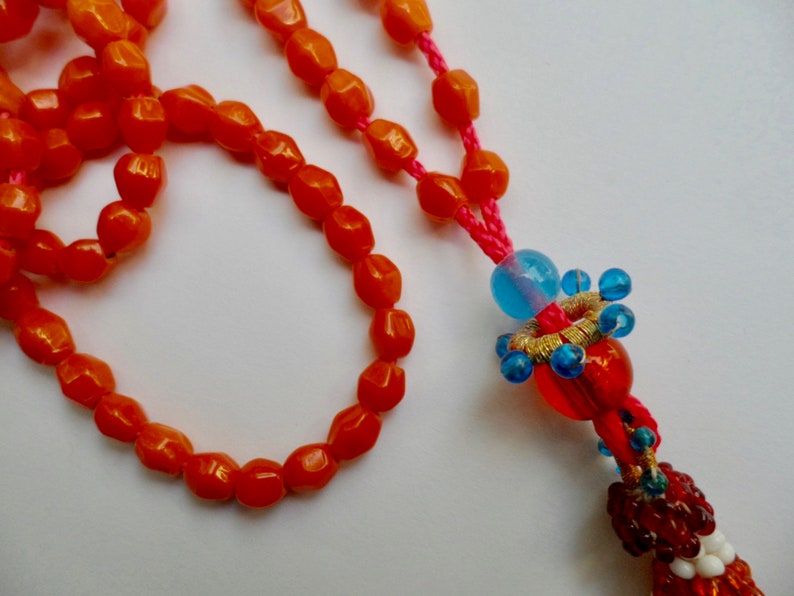 Handgemaakte mala van 108 oranje glaskralen met vintage kralenkwast Kuchi Afghanistan