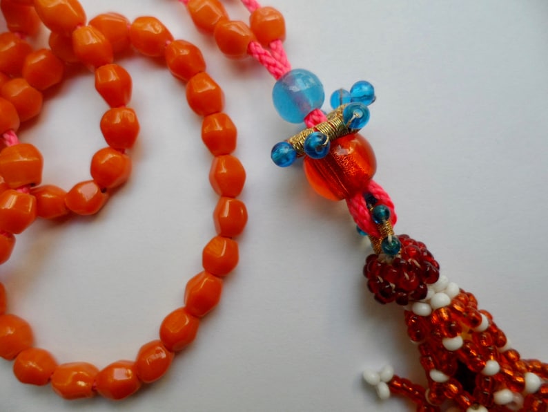 Handgemaakte mala van 108 oranje glaskralen met vintage kralenkwast Kuchi Afghanistan