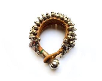 Zeldzame vintage armband van zilver op katoenen draad, Punjab of Uttar Pradesh, India