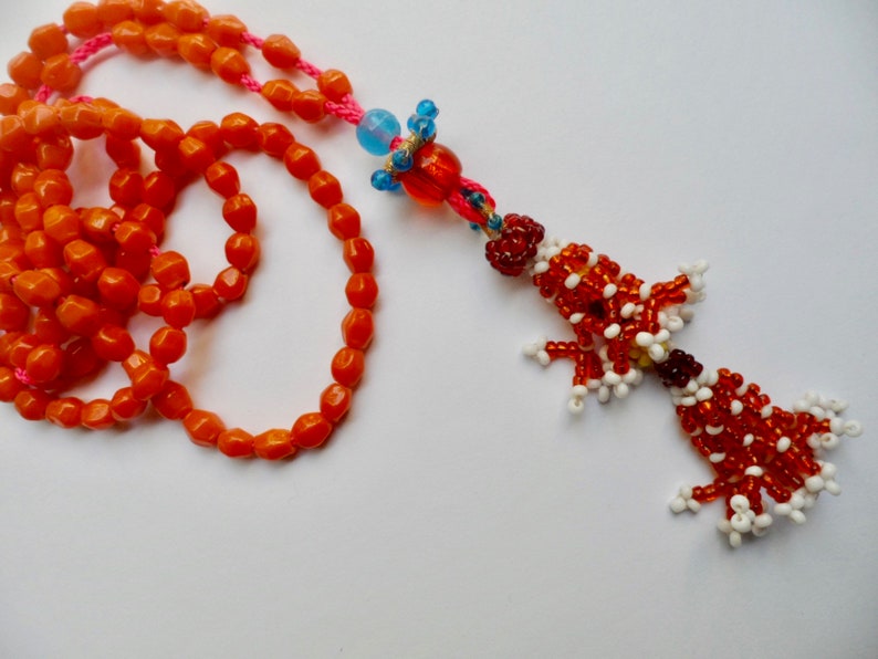 Handgemaakte mala van 108 oranje glaskralen met vintage kralenkwast Kuchi Afghanistan