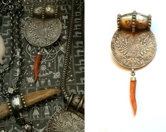 Antieke zilveren munt hanger, Maria Theresa Thaler met kraal Oman en koraal hanger