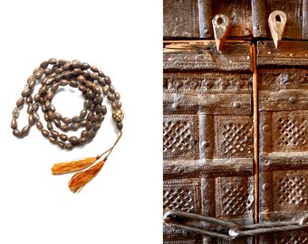 Met de hand gemaakte mala van 108 Jobs tears en een tradebead/skunkbead Murano,  Venetie, Italie