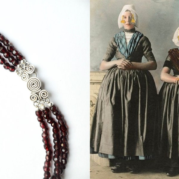 Handgemaakte choker van 3 rijen antieke (1880) granaat imitatie glaskralen en  zilveren slot Bali, Indonesië