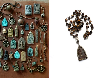Handgemaakte mala van 54 kralen Tijgeroog rondellen met Boeddha amulet uit Thailand