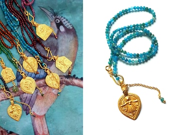 Verguld zilveren godinnen amulet uit India aan een ketting van mini edelsteenkraaltjes Apatiet