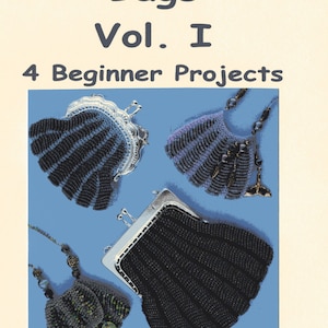 Może przedstawiać: Okładka książki z tytułem "Bead Knitted Bags Vol. I" i podtytułem "4 Beginner Projects". Okładka przedstawia cztery różne torebki z koralików w odcieniach niebieskiego i zielonego. Tekst "Original patterns by Cindy Hulse" znajduje się na dole okładki.