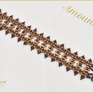 Op de afbeelding: Een gouden en paarse kralen armband met een geometrisch ontwerp. De armband heet "Amounnet" en is gemaakt door Envy Beadwork.