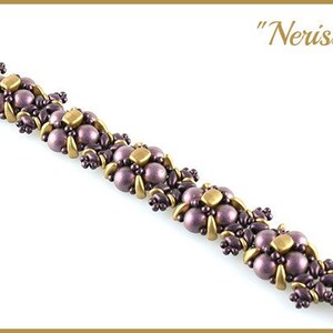 Op de afbeelding: Een paars-gouden kralenarmband met een bloemenpatroon. De armband heet "Nerissa".