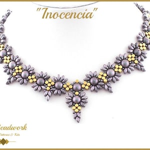 Op de afbeelding: Een zilveren en gouden kralenketting met een bloemmotief. De ketting heet "Inocencia" en is gemaakt door Envy Beadwork.