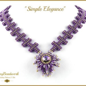 Op de afbeelding: Een paarse kralenketting met een bloemvormige hanger met een helder kristal in het midden. De ketting heet "Simple Elegance".