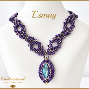 Op de afbeelding: Paarse en gouden kralenketting met een grote blauwe kristallen hanger. De ketting heet "Esmay" en is van Envy Beadwork.