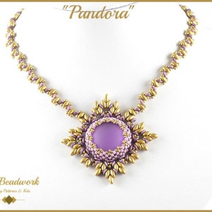 Puede incluir: Un collar de cuentas moradas y doradas con un gran colgante de piedra preciosa morada. El collar se llama "Pandora" y está hecho por Envy Beadwork.