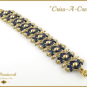 Könnte beinhalten: Ein goldfarbenes und marineblaues Perlenarmband mit einem Kreuzmuster. Das Armband ist aus kleinen Rocailles und größeren runden Perlen gefertigt. Das Armband heißt "Criss-A-Cross".