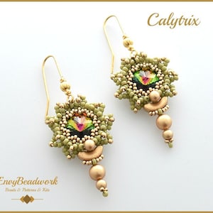 Op de afbeelding: Een paar gouden oorbellen met groene en gouden kralenwerk. De oorbellen hebben een stervormig ontwerp met een helder, iriserend kristal in het midden. De oorbellen zijn versierd met gouden kralen en een gouden halve maan.