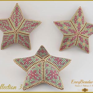 Op de afbeelding: Drie stervormige kralenversieringen in roze, groen en goud. De sterren zijn gemaakt van kleine kralen en hebben een 3D-effect. De tekst "Collection 3" staat in de linkerbenedenhoek van de afbeelding. De tekst "Envy Beadwork Beads & Patterns & Kits" staat in de rechterbenedenhoek van de afbeelding.