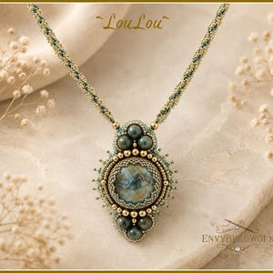 Op de afbeelding: Een kralenketting met een centrale hanger met een ronde, blauw en bruin gemarmerde steen, omringd door metallic gouden en donkergroene kralen. De ketting is gemaakt van een gevlochten patroon van gouden en groene kraaltjes. Tekst: ~LouLou~ en ENVYBEADWORK.