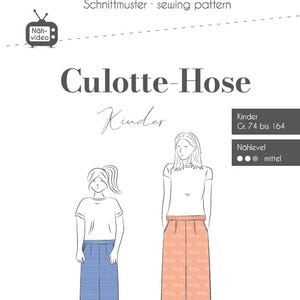 Può includere: Un modello di cucito per pantaloni culotte per bambini. L'immagine presenta il testo "Fadenköfer" e "Culotte-Hose Kinder". Due disegni a tratto mostrano i pantaloni in blu e pesca. Il modello è per taglie 74-164.