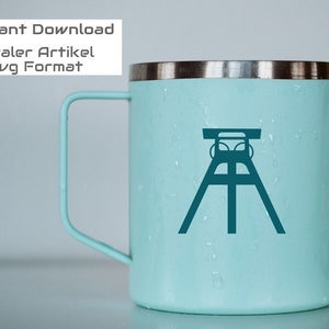 Könnte beinhalten: Eine hellblaue Edelstahl-Reisebecher mit einer dunkelblauen Silhouette eines Förderturms auf der Vorderseite.