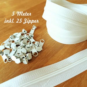 Può includere: Nastro per cerniera lampo bianco con 25 cursori per cerniera lampo bianchi. Il nastro è lungo 5 metri. Il testo "5 Meter inkl. 25 Zipper" è visibile nell'immagine.