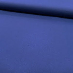 Könnte beinhalten: Ein fester blauer Stoffmuster. Der Stoff hat eine glatte, gleichmäßige Textur.