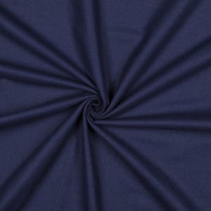 Könnte beinhalten: Ein einfarbiger, dunkelblauer Stoff mit einer dichten, gleichmäßigen Webart. Das Material ist in der Mitte gerafft, wodurch weiche, strahlenförmige Falten und Schatten entstehen, die die glatte, matte Textur und Farbe betonen.