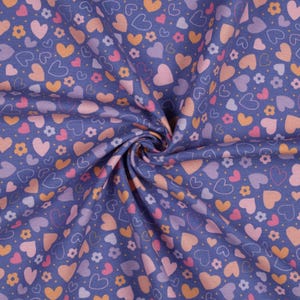 Flanellen stof met hartjes en verspreide bloemen, per meter verkocht – katoenflanel | Zachte stof voor kleding, babyartikelen, patchwork, dekens en naaiprojecten