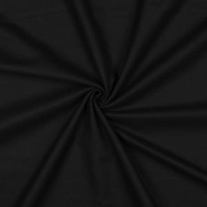 Könnte beinhalten: Nahaufnahme eines schwarzen Stoffes mit einem Spiralmuster, das durch die Falten entsteht. Der Stoff hat eine glatte Textur und ist einfarbig. Die Beleuchtung erzeugt Schatten, die die Falten hervorheben.