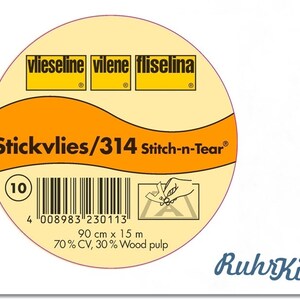 Pode incluir: Um rolo de entretela termocolante Stickvlies/314 Stitch-n-Tear amarelo, 90 cm x 15 m, 70% algodão e 30% polpa de madeira. O rolo é etiquetado com o nome da marca "vlieseline" e o nome do produto "Stickvlies/314 Stitch-n-Tear".