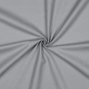 Könnte beinhalten: Nahaufnahme eines grauen Stoffes mit einem Spiralmuster in der Mitte. Der Stoff ist weich und glatt, mit subtilen Farbtonvariationen. Die Falten erzeugen ein radiales Muster, das die Textur und den Fall des Materials hervorhebt. Ideal für Kleidung oder Heimdekoration.