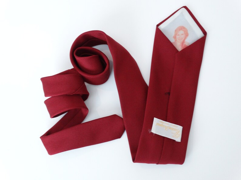 peek a boo necktie