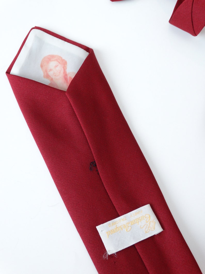 peek a boo necktie