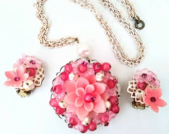 jaren 1950 W Duitsland roze paars witte plastic bloem oorbel ketting set