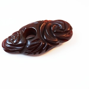 Pince à robe percée en bakélite sculptée Pince à robe en bakélite marron expresso