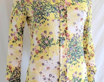 Blusa de poliéster floral extensible Loubella de la década de 1970 Cuello grande Manga larga Botón frontal Camisa amarilla pálida