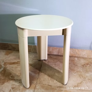Trio Gedy - Three-Legged White Plastic Stool by Olaf Von Bohr for Gedy. Made in Italy, 1970s - Vintage Space Age Side Table with rubber feet
