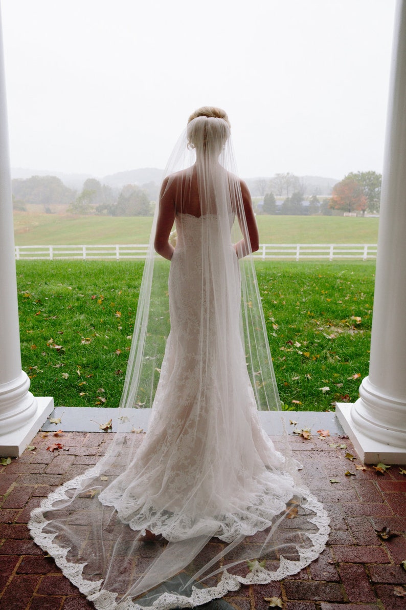 Short Bridal Veil Lace Tulle Wedding Veil in White , Off-white , Ivory