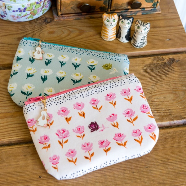 Zip top coin purse or notions pouch made with Floral cotton print and lined with Metallic Essex Linen