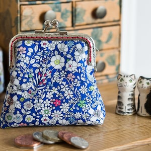 Monedero hecho con Liberty tana lawn en el estampado: 'June's Meadow', un rico forro de algodón rojo y marco de metal plateado cosido a mano.
