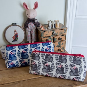 Bolsa con cremallera de tamaño muy útil confeccionada con un bonito estampado de mapaches, perfecta como bolsa de maquillaje, estuche grande para lápices o pequeña bolsa para manualidades.