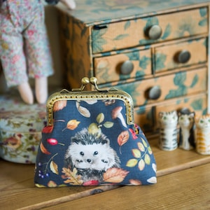 Porte-monnaie hérisson - un porte-monnaie avec cadre représentant des hérissons d'automne sur du coton, avec doublure en coton ton sur ton, assez grand pour contenir des cartes et de l'argent
