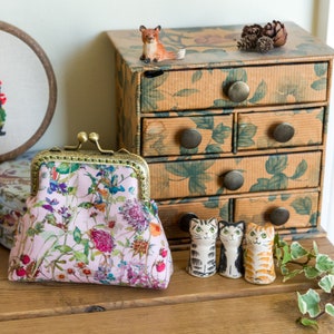 Monedero hecho con exterior Liberty Tana Lawn con estampado de flores silvestres, interior de algodón verde palma y marco de metal color bronce cosido a mano.