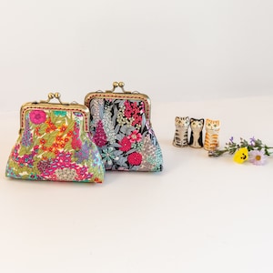 Monedero hecho con Liberty Tana Lawn con estampado de Ciara, un forro de lino Essex de color rosa brillante y un marco de metal de color bronce cosido a mano.