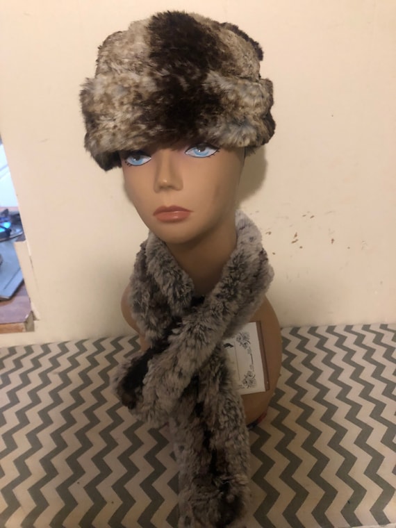 Vintage Chinchilla Fur Hat and Scarf - image 1