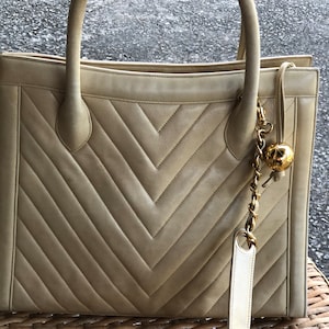 CHANEL Cream Leather Quilted Leather Crossbody Bag – theREMODA