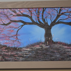 K&ouml;nnte beinhalten: Ein Gem&auml;lde, das einen silhouettenartigen Baum mit rosa Bl&uuml;ten vor einem blauen Himmel zeigt. Der Baum befindet sich in der Mitte des Gem&auml;ldes und ist von einem Grasfeld umgeben. Das Gem&auml;lde ist in einem hellen Holzrahmen gerahmt.