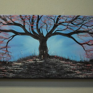 K&ouml;nnte beinhalten: Ein Gem&auml;lde, das einen gro&szlig;en, kahlen Baum mit einem dunklen Stamm und &Auml;sten vor einem blauen Himmel zeigt. Der Baum ist vor dem Himmel silhouettiert, und die &Auml;ste sind weit ausgebreitet. Der Himmel ist hellblau, und in der Ferne sind einige kleine wei&szlig;e Wolken zu sehen. Der Boden ist dunkelgr&uuml;n, und im Gras wachsen einige kleine wei&szlig;e Blumen.