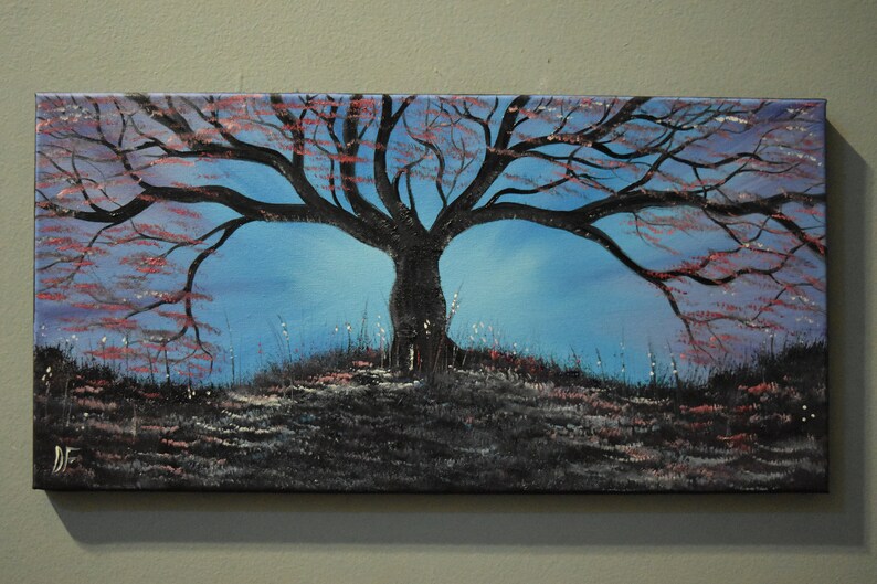 K&ouml;nnte beinhalten: Ein Gem&auml;lde, das einen gro&szlig;en, kahlen Baum mit einem dunklen Stamm und &Auml;sten vor einem blauen Himmel zeigt. Der Baum ist vor dem Himmel silhouettiert, und die &Auml;ste sind weit ausgebreitet. Der Himmel ist hellblau, und in der Ferne sind einige kleine wei&szlig;e Wolken zu sehen. Der Boden ist dunkelgr&uuml;n, und im Gras wachsen einige kleine wei&szlig;e Blumen.
